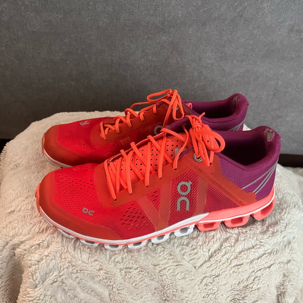 On cloud sneakers size 7